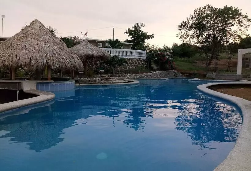 Hotelli Jardines Del Paraiso