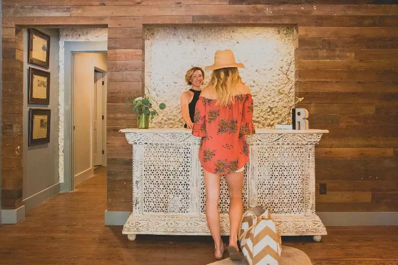 ホテル The Roost Ocean Springs