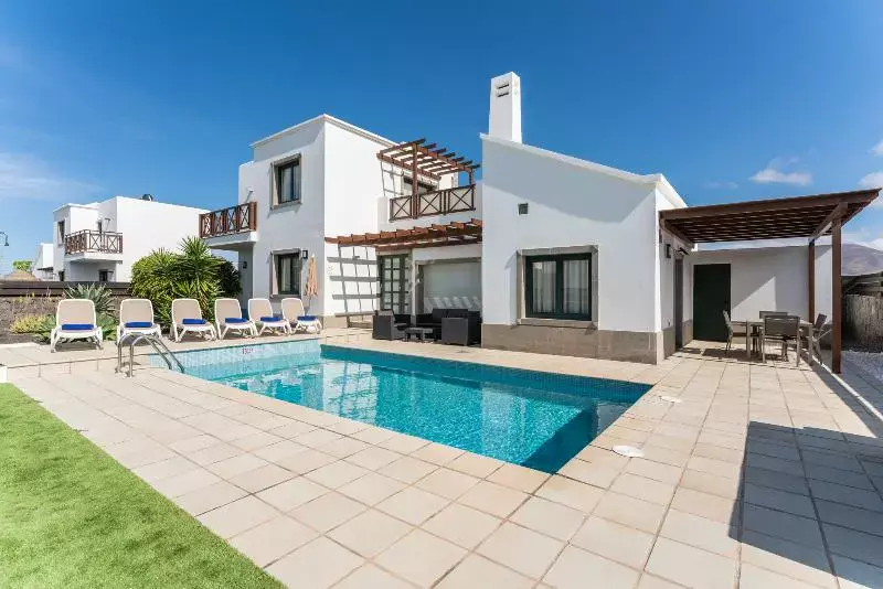 ホテル Camelot Holiday Homes By LIVVO