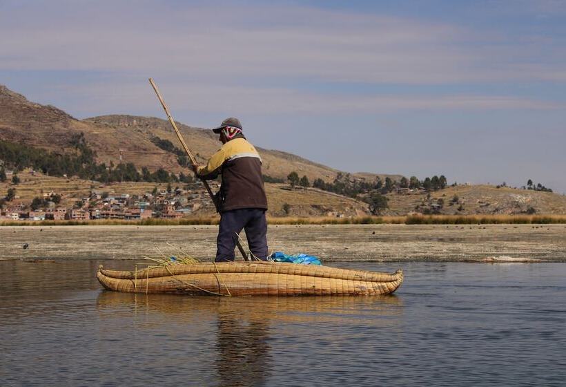 ホテル Titicaca Floating Lodge
