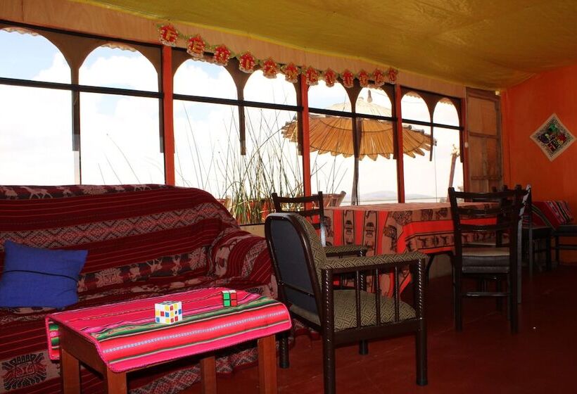 ホテル Titicaca Floating Lodge