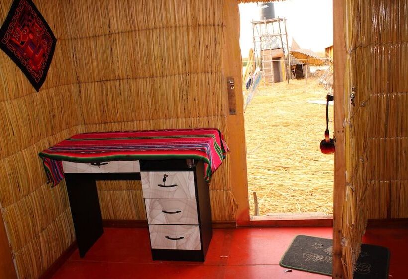 ホテル Titicaca Floating Lodge