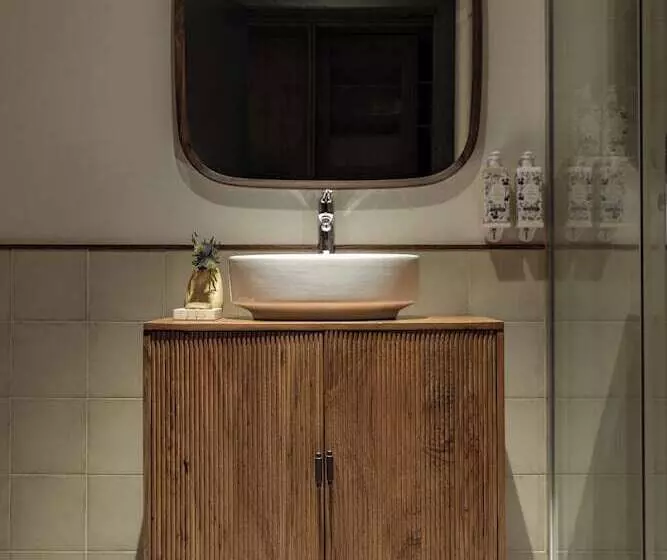 Batimont Suites & Apartments