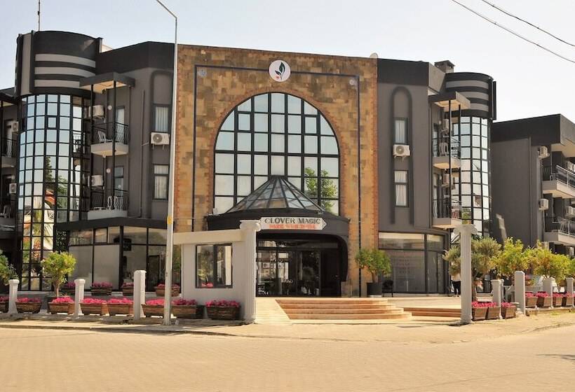 Hotel Clover Magic Park Side