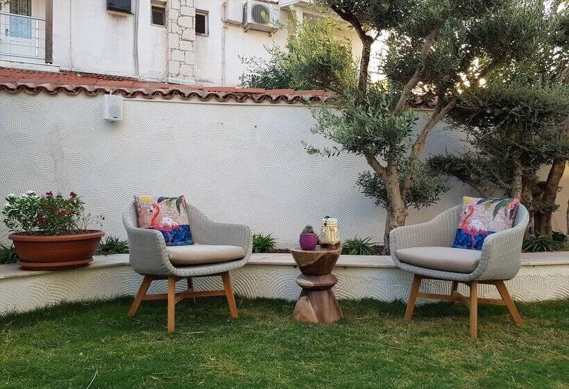 تختخواب و صبحانه Lilaverde Alacati   Adults Only