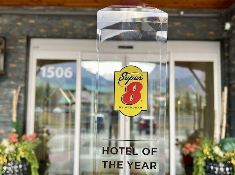 هتل Super 8 By Wyndham Canmore