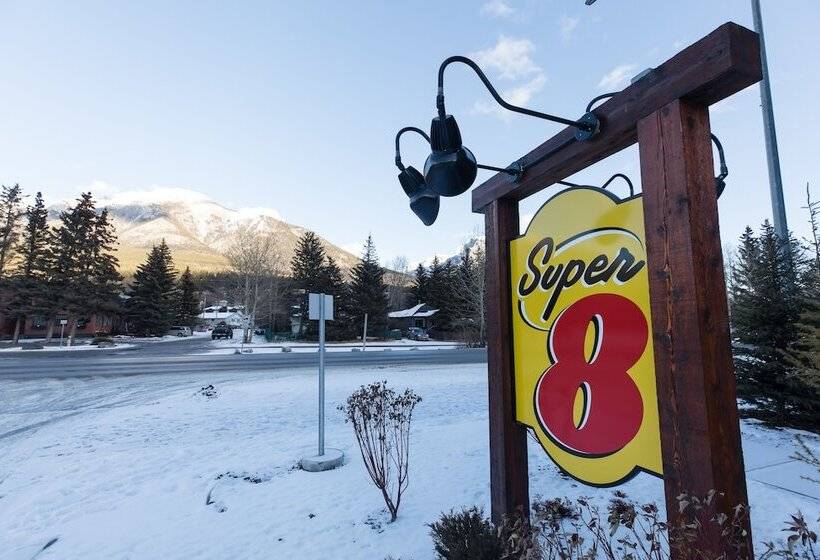 هتل Super 8 By Wyndham Canmore