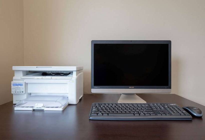 هتل Super 8 By Wyndham Canmore