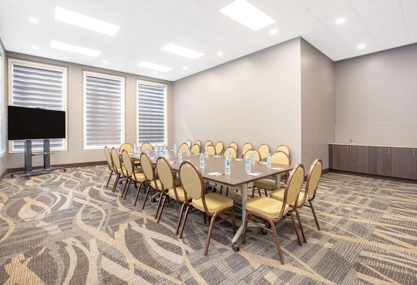 هتل Super 8 By Wyndham Canmore