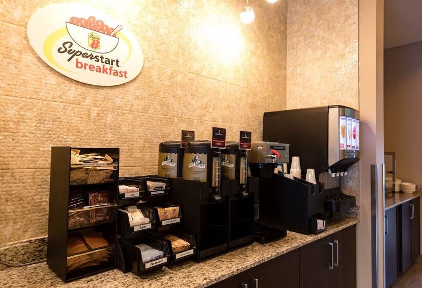 هتل Super 8 By Wyndham Canmore