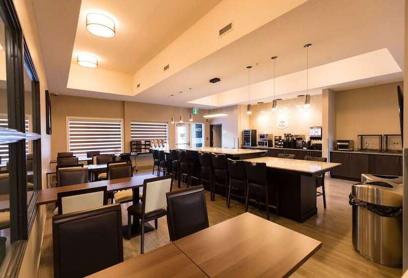 هتل Super 8 By Wyndham Canmore