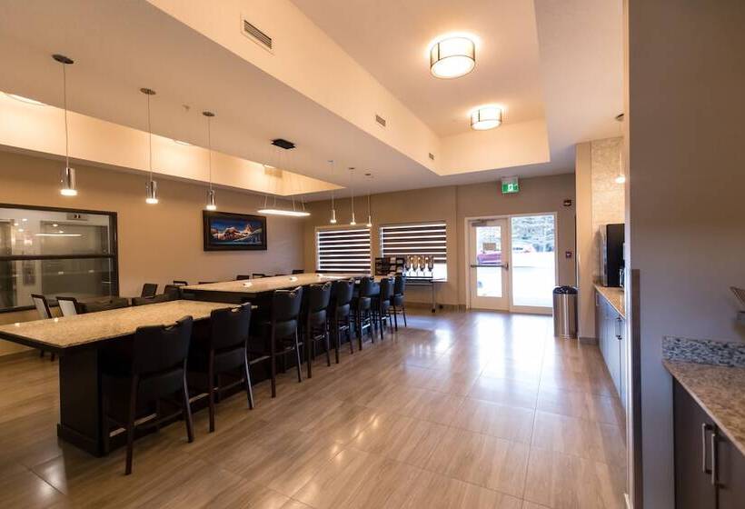 هتل Super 8 By Wyndham Canmore