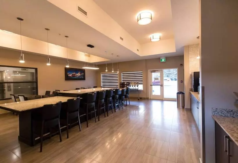 هتل Super 8 By Wyndham Canmore