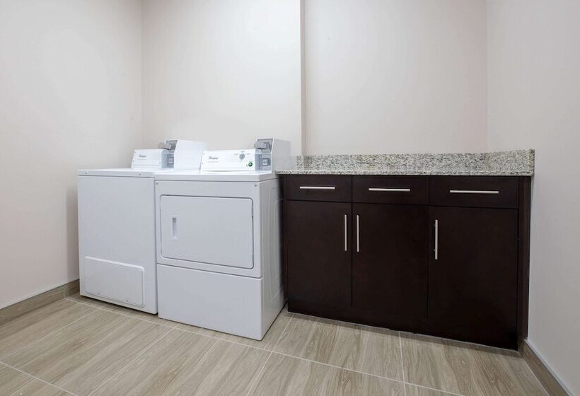 هتل Super 8 By Wyndham Canmore