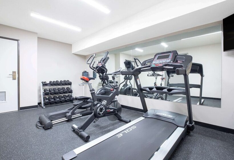 هتل Super 8 By Wyndham Canmore