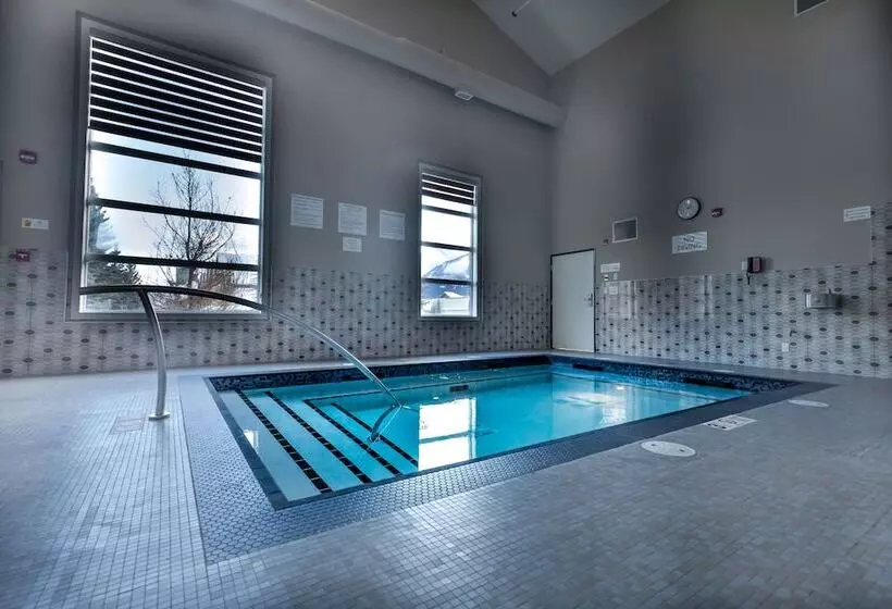 هتل Super 8 By Wyndham Canmore
