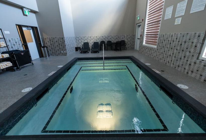 هتل Super 8 By Wyndham Canmore