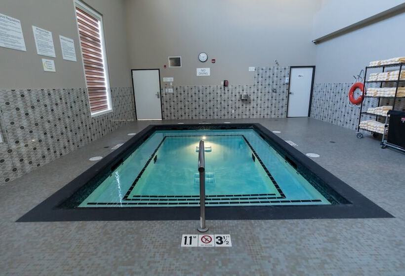 هتل Super 8 By Wyndham Canmore