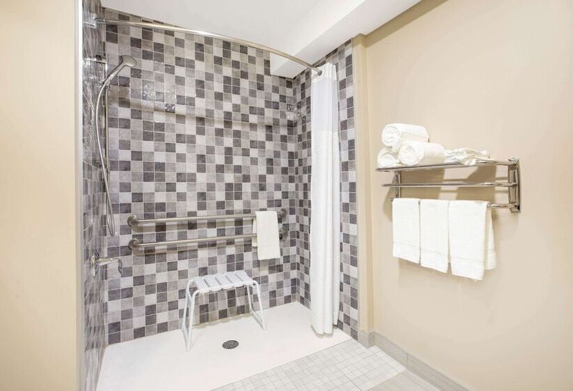 هتل Super 8 By Wyndham Canmore