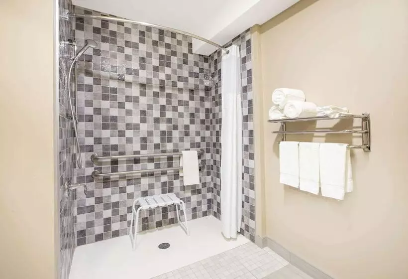هتل Super 8 By Wyndham Canmore