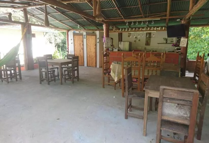 ユースホステル Hostal Encanto La Salada