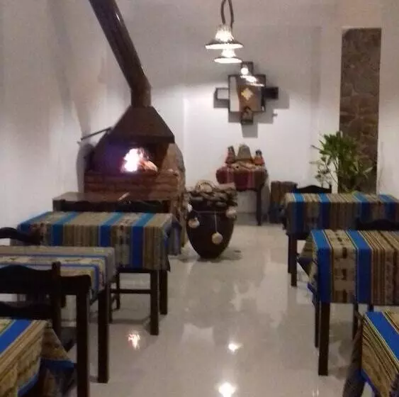 هتل Hostal Balcon De Piedras