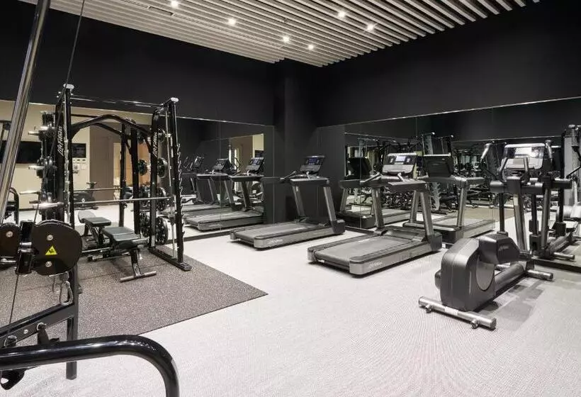 Hotelli Holiday Inn & Suites Shin Osaka, An Ihg