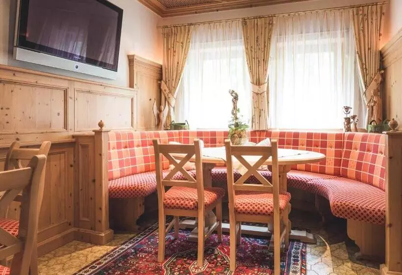 ホテル Garni Tirol