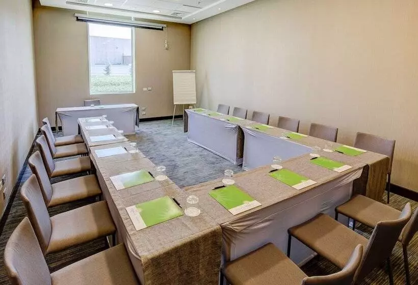 Hotelli La Quinta By Wyndham Santiago Aeropuerto