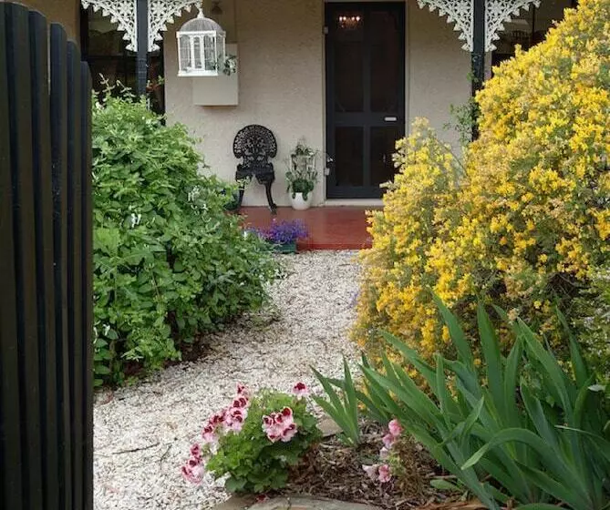 Aamiaismajoitus (B&B) Jasmine S Cottage