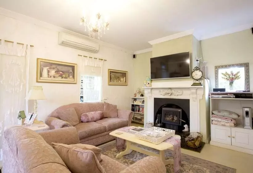 Aamiaismajoitus (B&B) Jasmine S Cottage