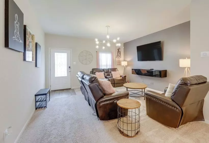 Pet Friendly Home W/ Fenced Yard In Manor