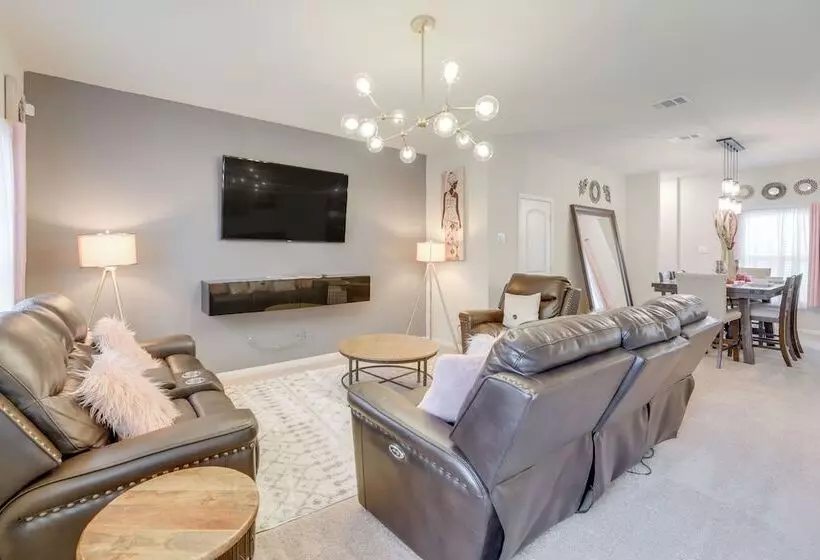 Pet Friendly Home W/ Fenced Yard In Manor
