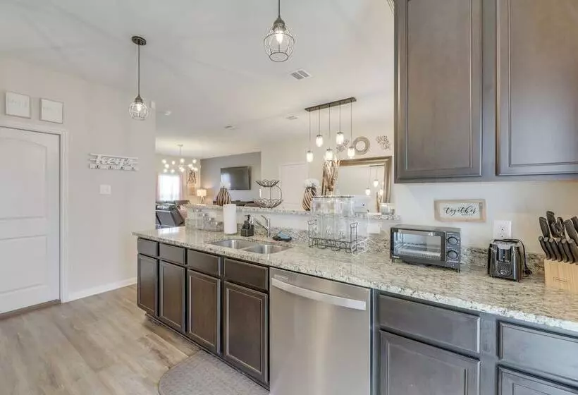 Pet Friendly Home W/ Fenced Yard In Manor