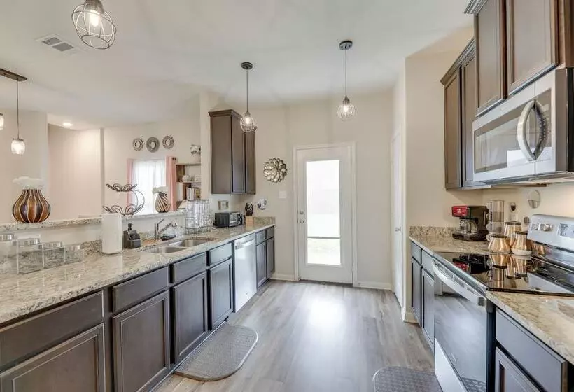 Pet Friendly Home W/ Fenced Yard In Manor