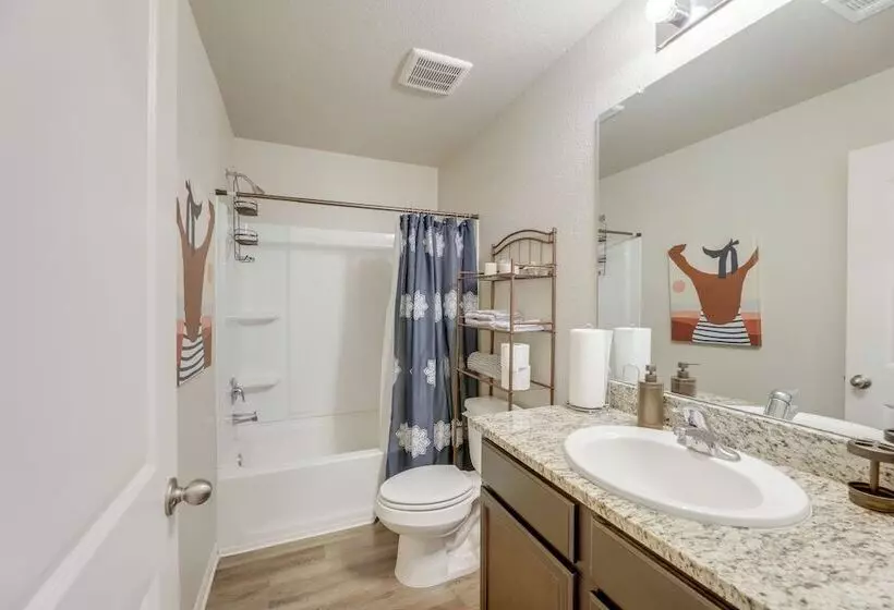 Pet Friendly Home W/ Fenced Yard In Manor