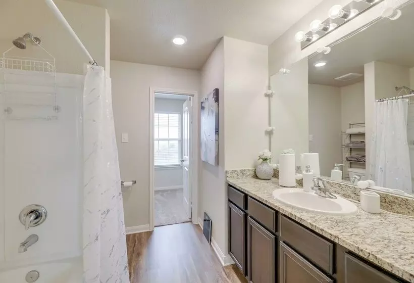 Pet Friendly Home W/ Fenced Yard In Manor
