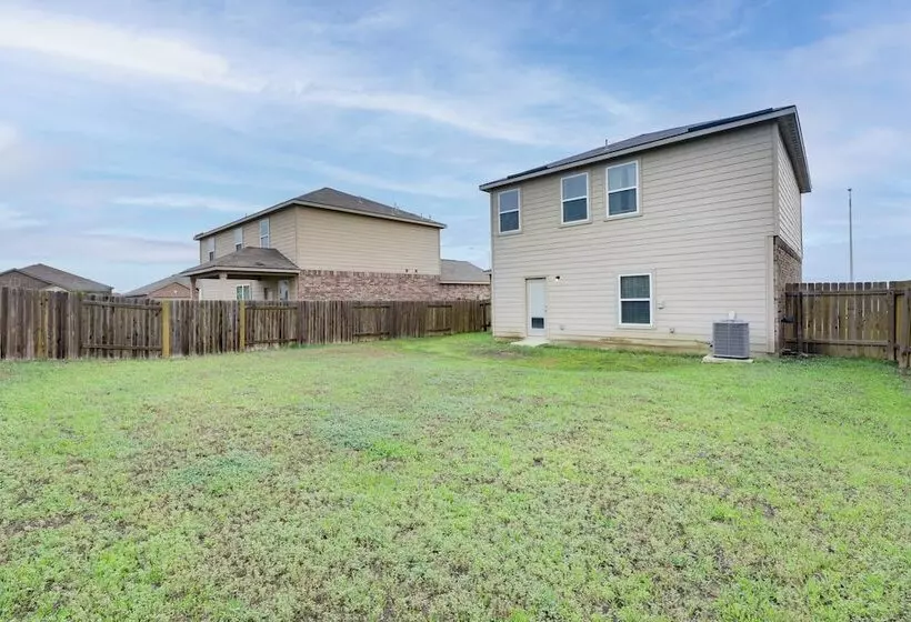 Pet Friendly Home W/ Fenced Yard In Manor