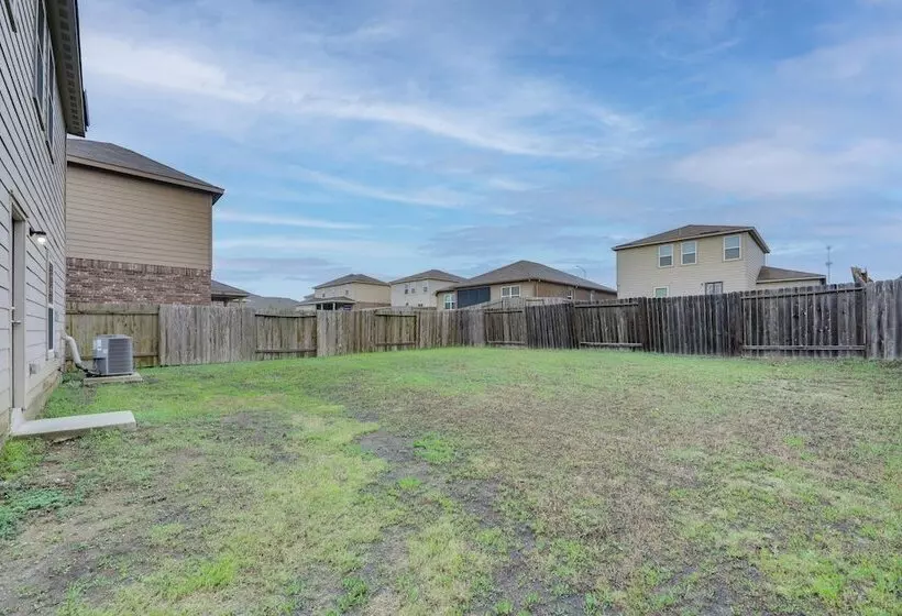 Pet Friendly Home W/ Fenced Yard In Manor