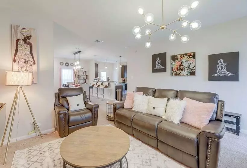 Pet Friendly Home W/ Fenced Yard In Manor
