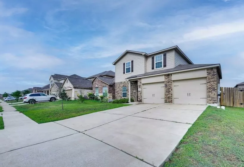 Pet Friendly Home W/ Fenced Yard In Manor