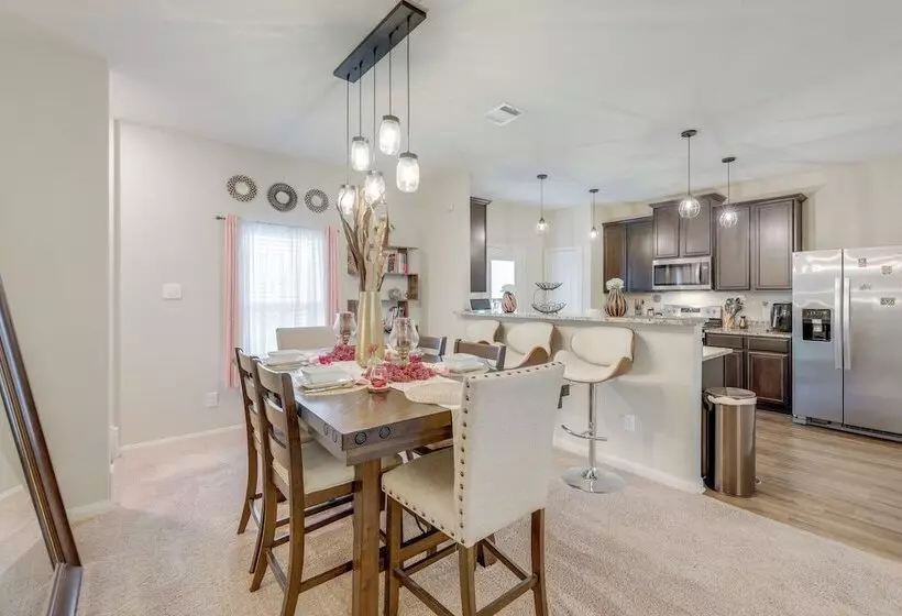 Pet Friendly Home W/ Fenced Yard In Manor
