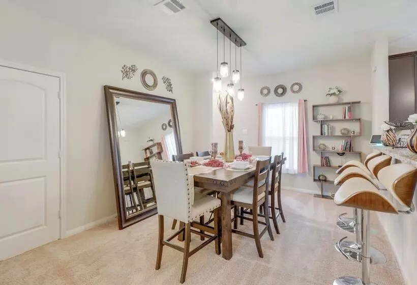 Pet Friendly Home W/ Fenced Yard In Manor