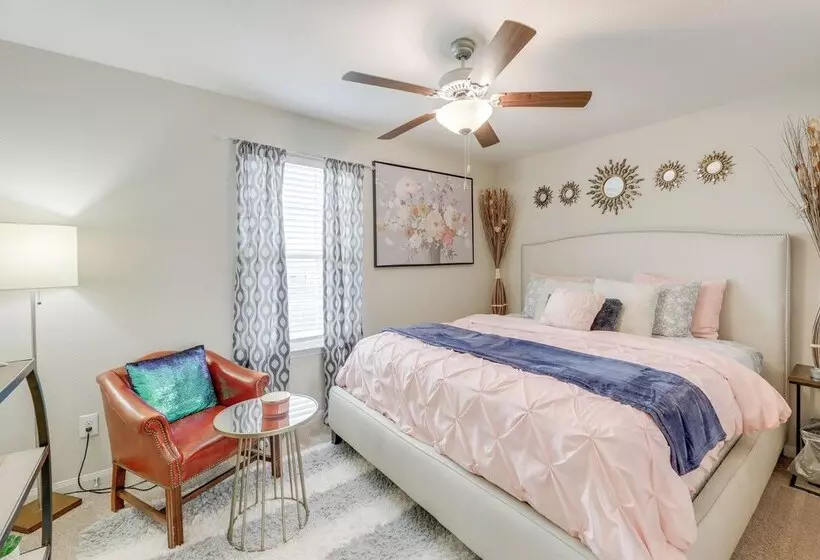 Pet Friendly Home W/ Fenced Yard In Manor