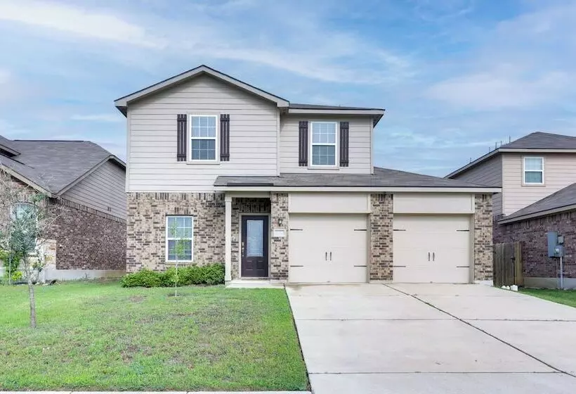 Pet Friendly Home W/ Fenced Yard In Manor
