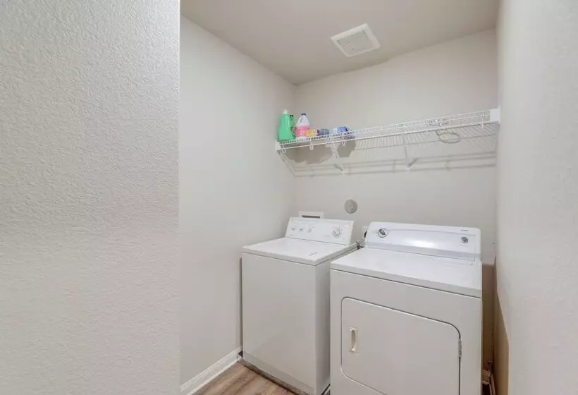 Pet Friendly Home W/ Fenced Yard In Manor
