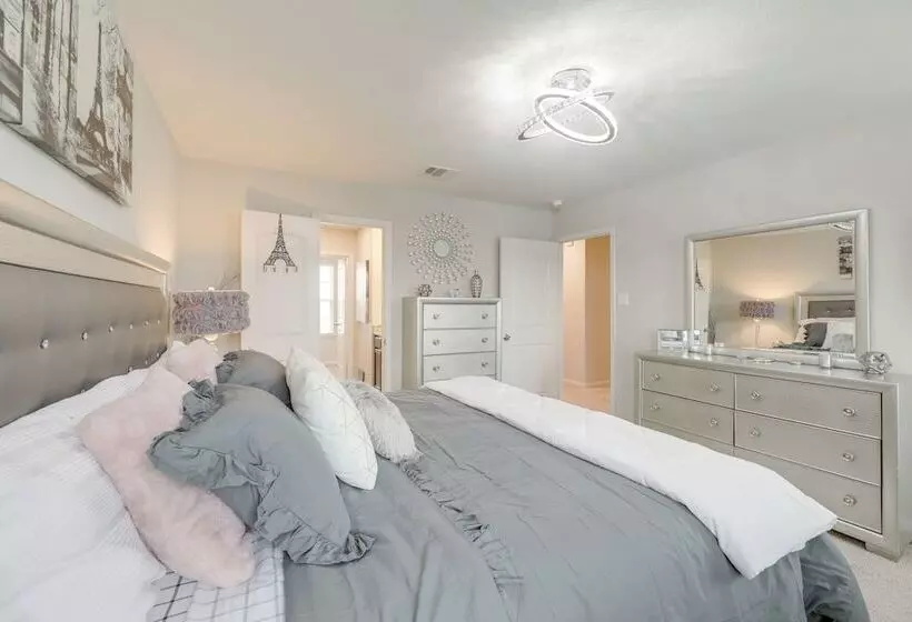 Pet Friendly Home W/ Fenced Yard In Manor