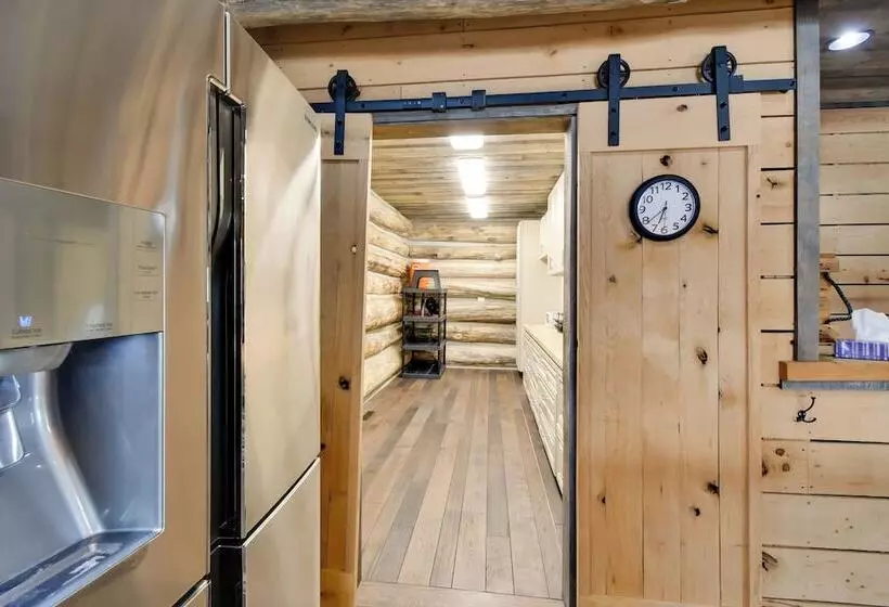 Perfect For Families: Custom Built Harrison Cabin!