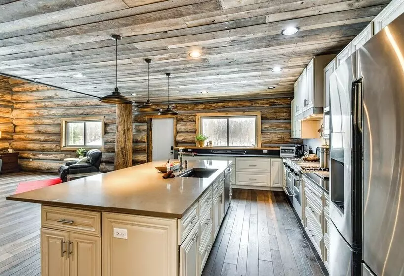 Perfect For Families: Custom Built Harrison Cabin!