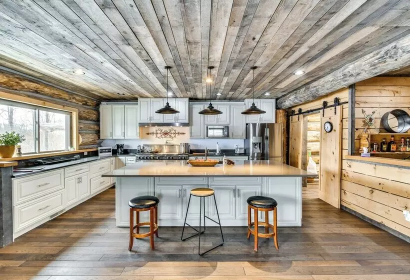 Perfect For Families: Custom Built Harrison Cabin!